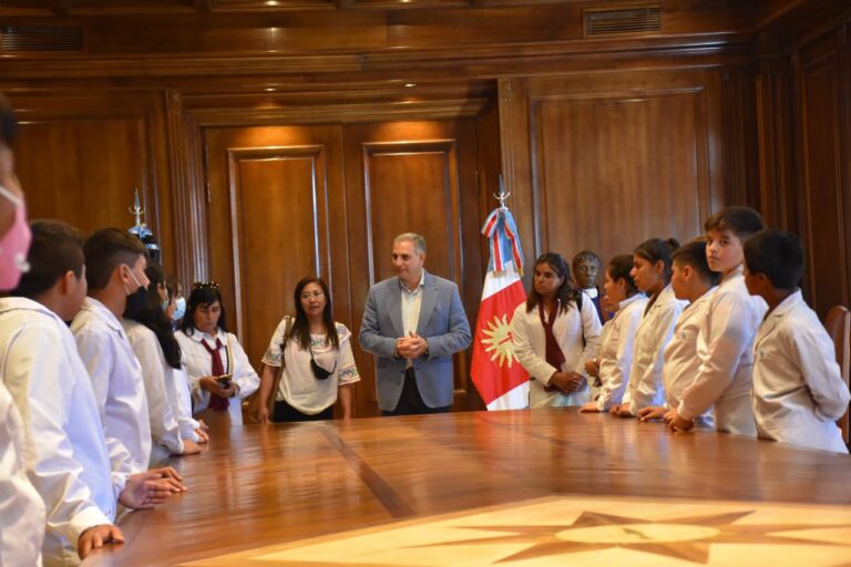 Alumnos de Yuchán visitaron Casa de Gobierno