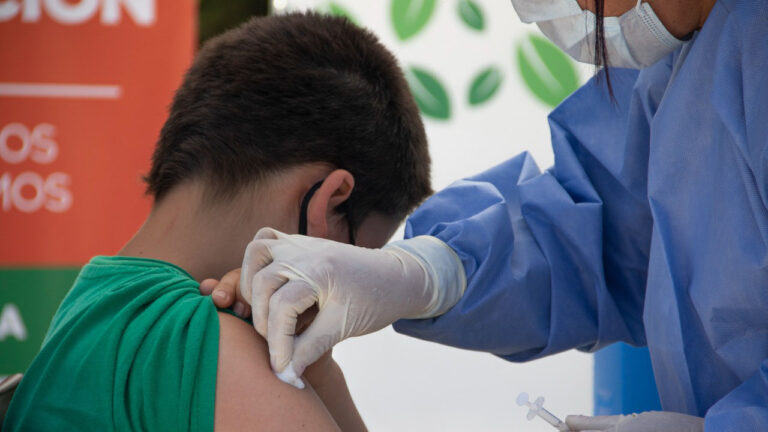 Dan inicio a la jornada de vacunación en la Plaza Sarmiento por el Día de la Polio