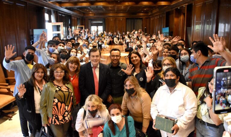 El gobernador Zamora recibió a más de 200 estudiantes de Añatuya y Pinto