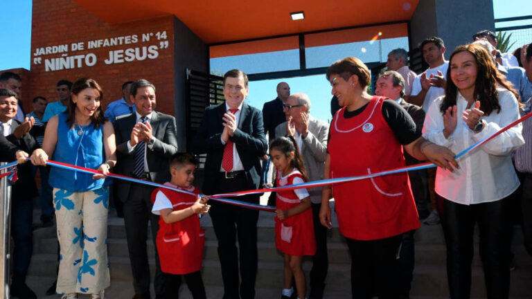 Zamora inauguró un jardín de infantes y entregó viviendas sociales en Añatuya
