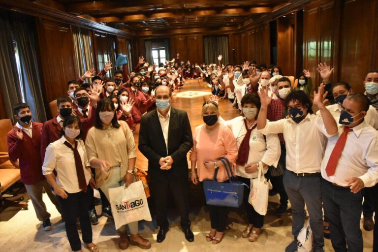 Alumnos de Pellegrini y La Banda conocieron Casa de Gobierno