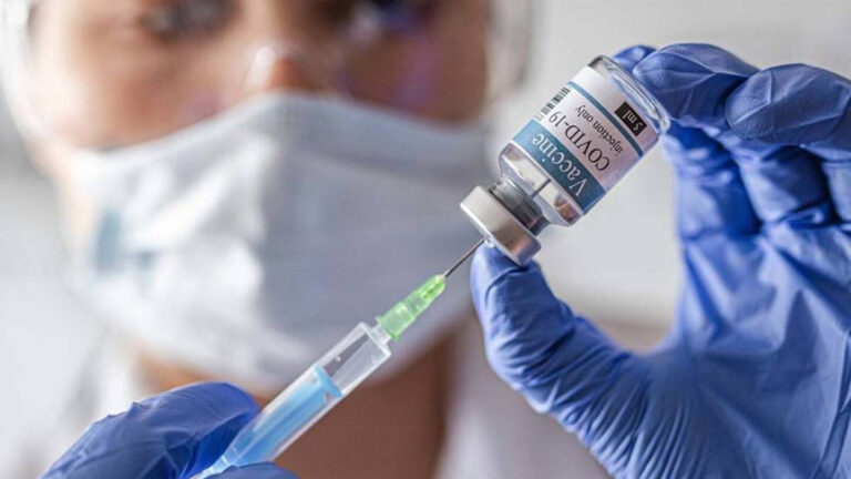 Desde Salud indican reforzar el esquema de vacunación contra el Covid-19