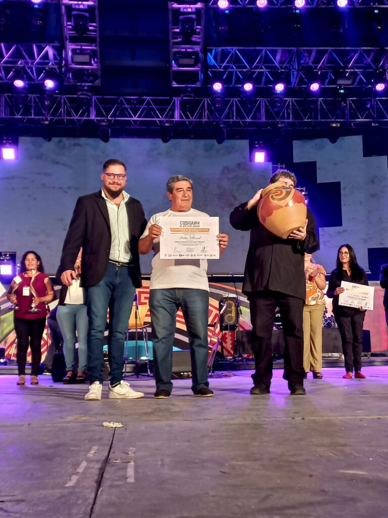 Cosquín premió a un artesano santiagueño que representó a los pueblos originarios