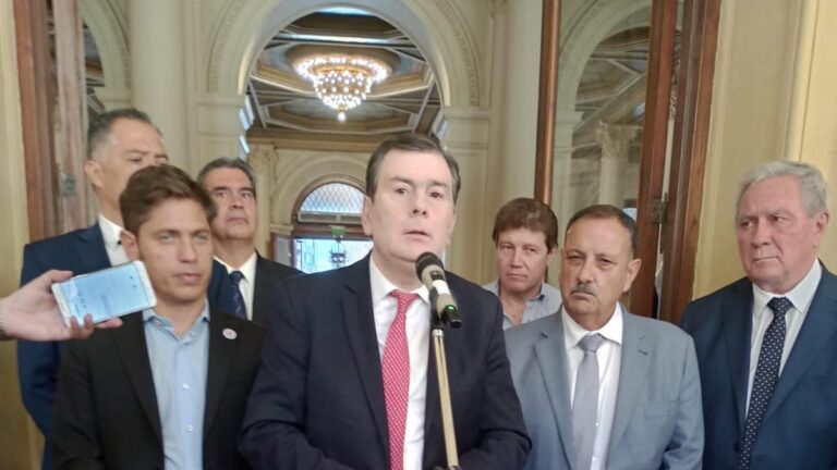 Zamora junto a otros gobernadores acompañaron a Fernández en el pedido de juicio político a Rosatti