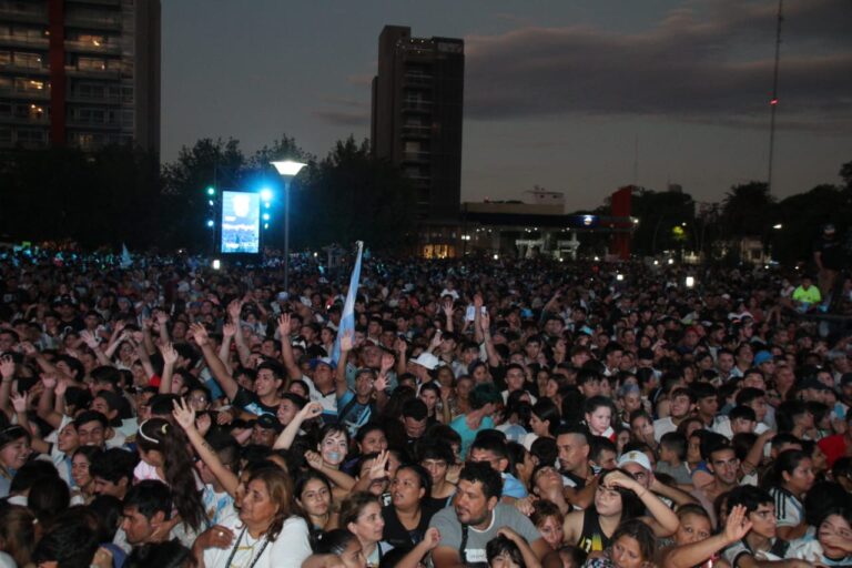 VIDEO: Miles de personas disfrutaron del colorido y los artistas en el “Fan Zone”