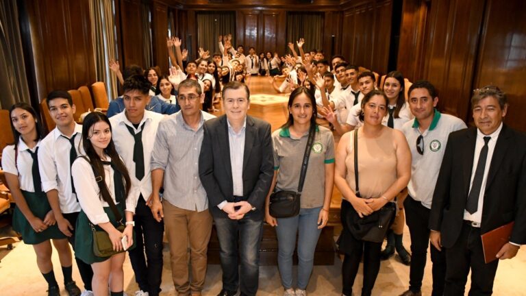 El Gobernador Zamora recibió a alumnos de la Localidad de Sachayoj