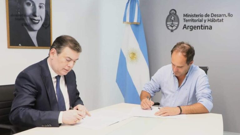 Zamora y Maggiotti firman convenio para la construcción de viviendas en Santiago del Estero