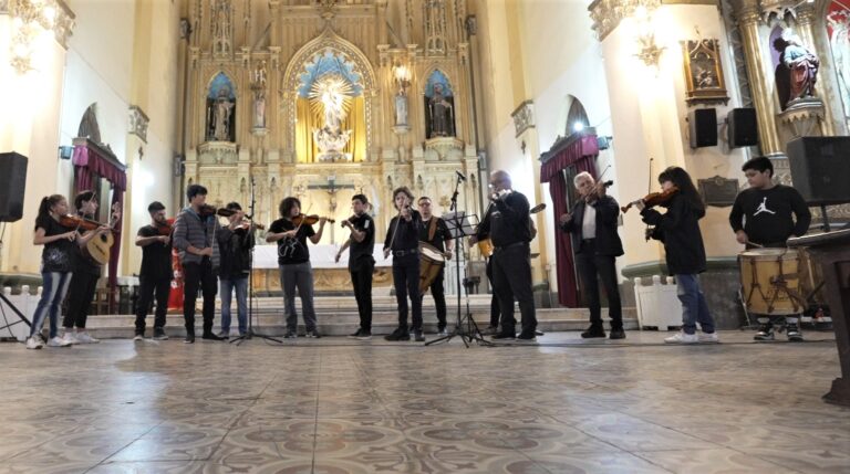 En el marco de los festejos por Semana Santa, se realizó el “Vía Crucis de los Violines”