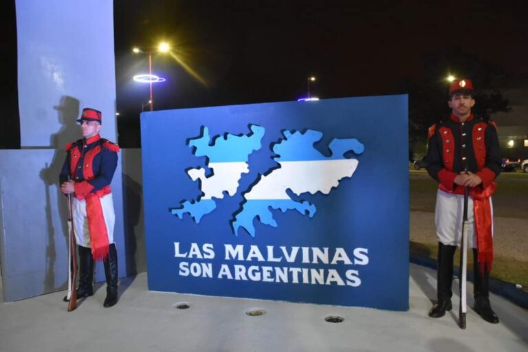 Emotiva vigilia en conmemoración a los Veteranos y Caídos en la Guerra de Malvinas