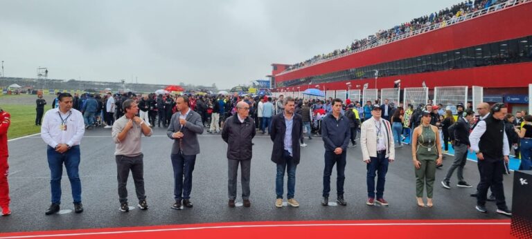 El gobernador presidió la ceremonia previa a la carrera del Moto GP en Las Termas