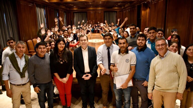 Zamora recibió a estudiantes de Taboada y Salavina en Casa de Gobierno