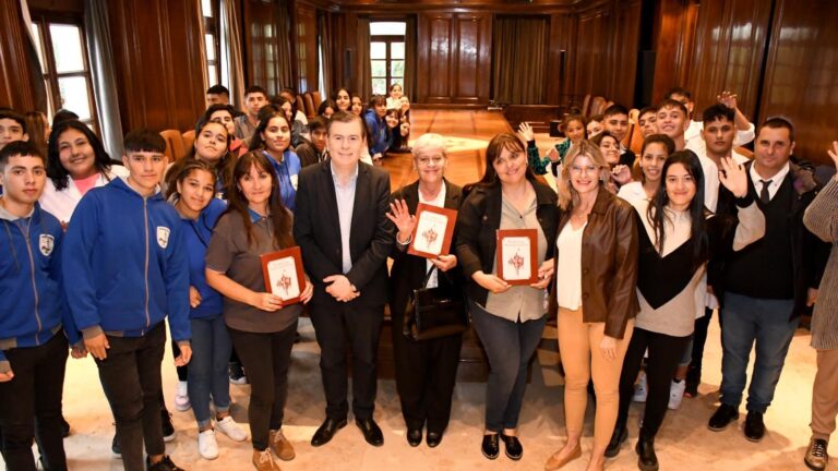 Gerardo Zamora recibió en Casa de Gobierno a estudiantes del Departamento Belgrano