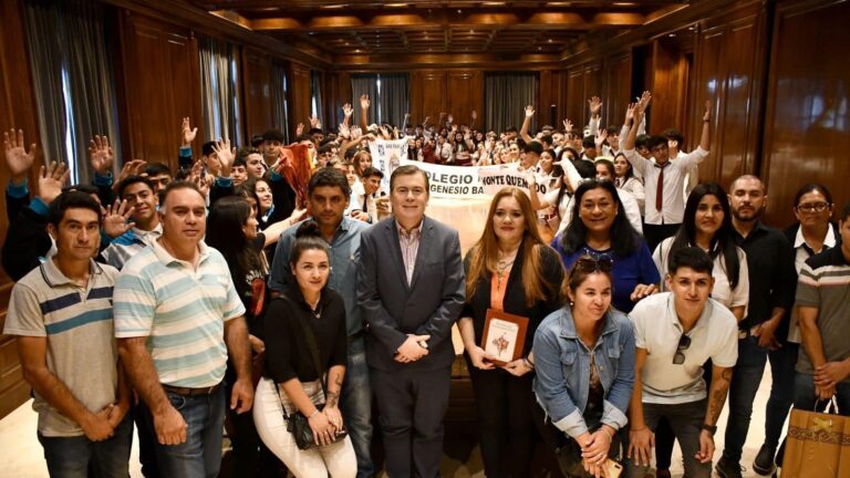 Gerardo Zamora recibió en Casa de Gobierno a alumnos de Monte Quemado