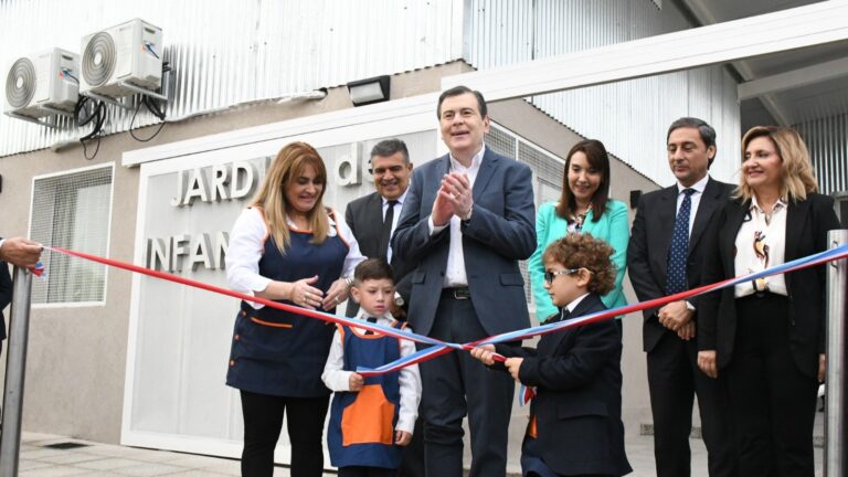 Zamora inauguró el nuevo edificio del Jardín de Infantes N° 4 y entregó 68 viviendas sociales en la Capital
