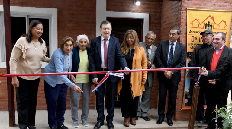 Zamora inauguró en Loreto el nuevo edificio de una emblemática institución educativa y entregó viviendas sociales