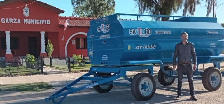 La comunidad de Garza recibió un acoplado tanque de 8 mil litros