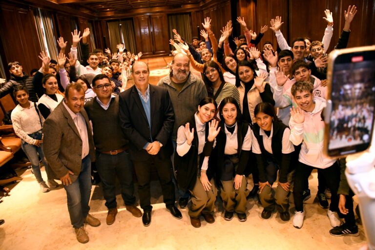 Visitaron Casa de Gobierno los alumnos de Tintina