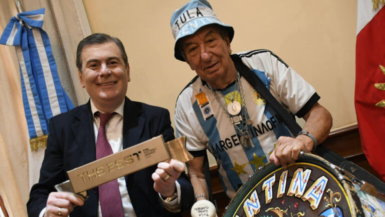 Gerardo Zamora recibió al reconocido hincha de la Selección “Tula”