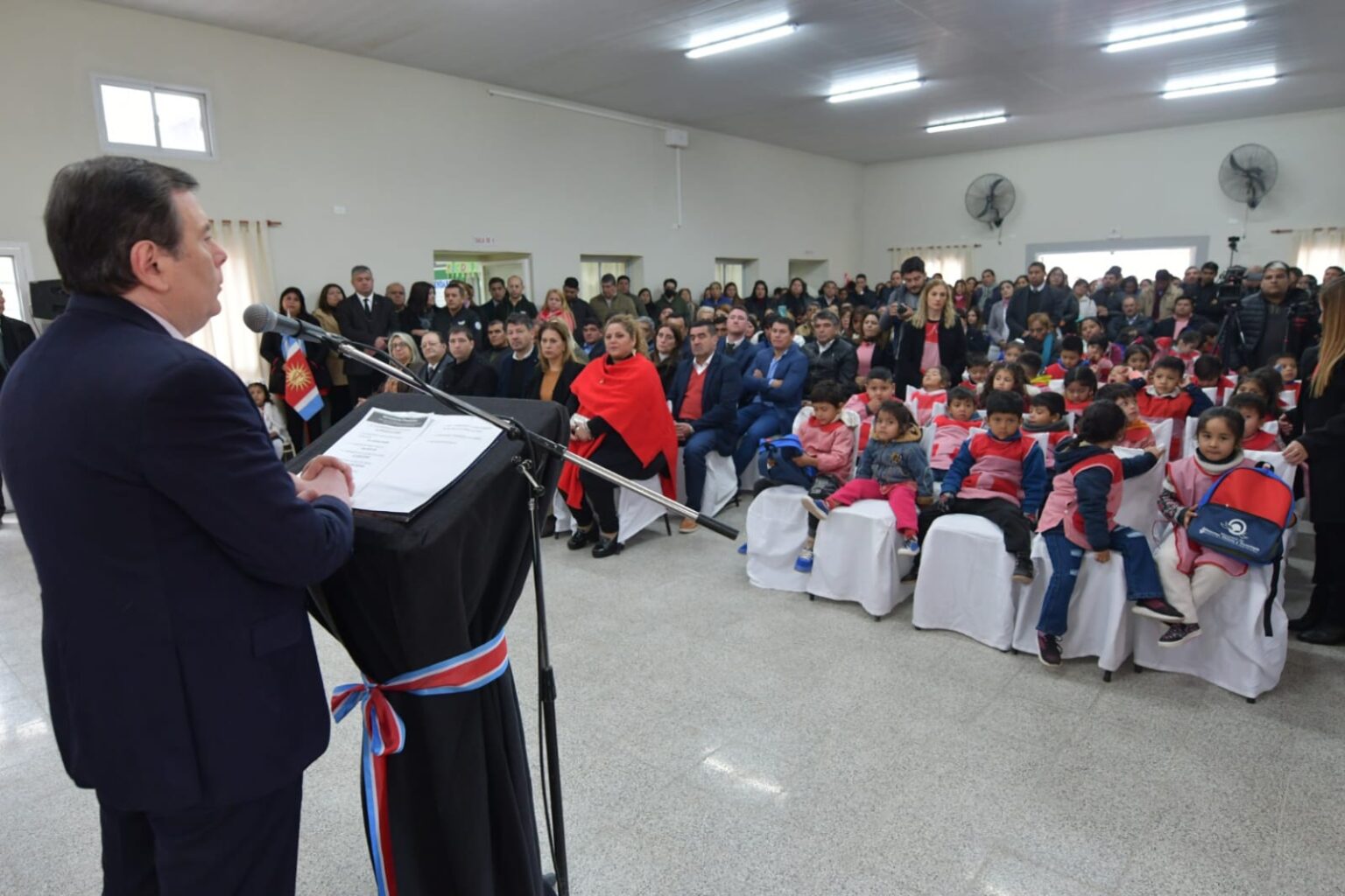 El mandatario provincial inauguró un renovado jardín de infantes en Quimilí