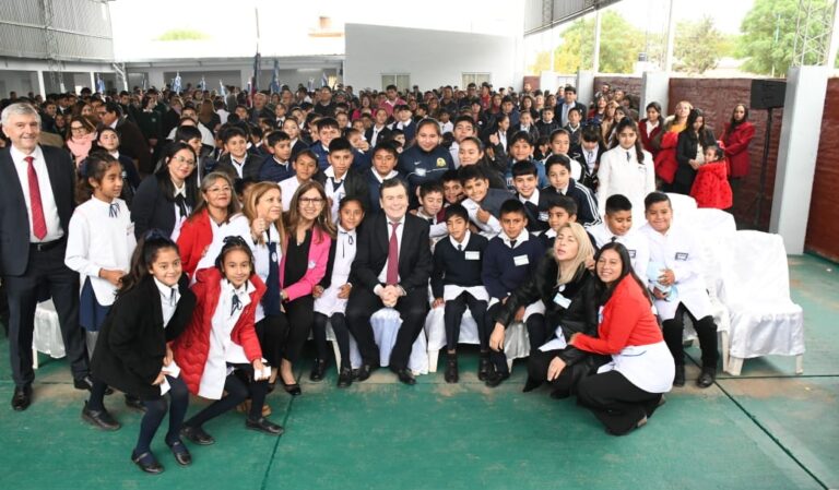 Zamora inauguró un edificio educativo en El Quemado, entregó viviendas sociales y habilitó obras hídricas y viales