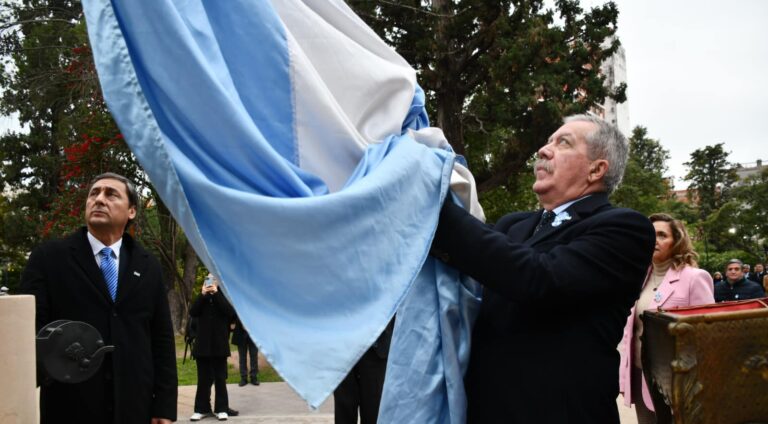 Se realizó la ceremonia oficial en Plaza Libertad por el Día de la Bandera