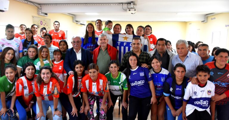 La Liga Noroeste de Fútbol de Nueva Esperanza recibió indumentaria deportiva