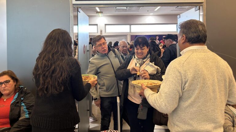 Como parte de los festejos del cumpleaños de Santiago, sorprenden a turistas en el aeropuerto provincial