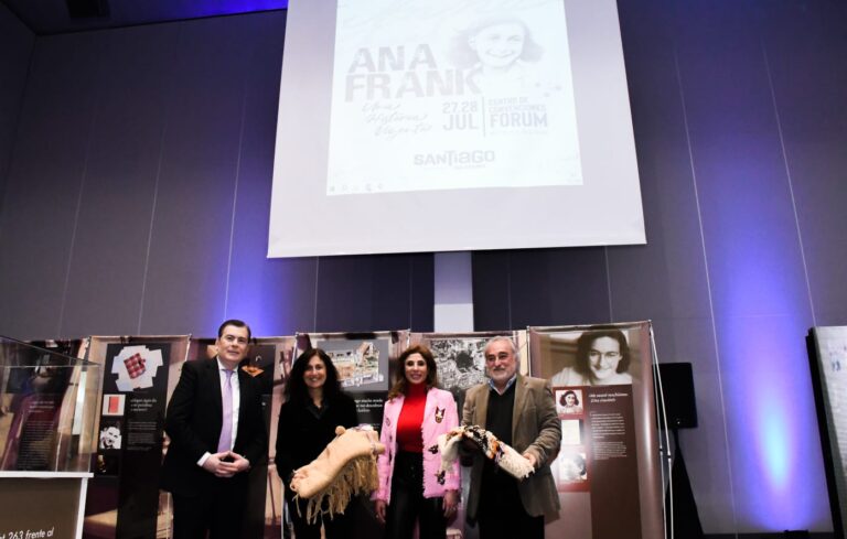 Zamora y Claudia de Zamora participaron de la apertura de las muestras de “Ana Frank, una historia vigente” y “Jóvenes protagonistas”