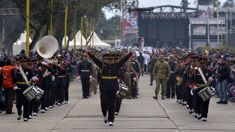 El desfile Cívico-Militar le pone todo el color a los festejos por el cumpleaños de la Ciudad
