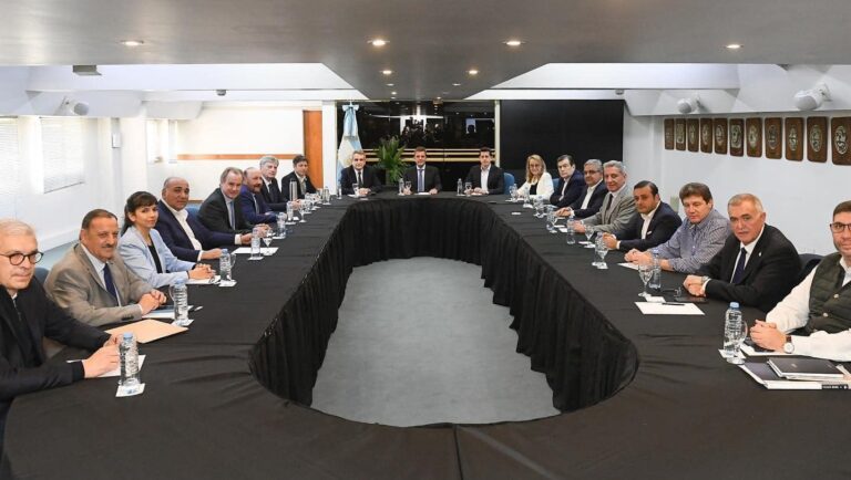 Zamora participa de una reunión junto a los candidatos Sergio Massa y Agustín Rossi