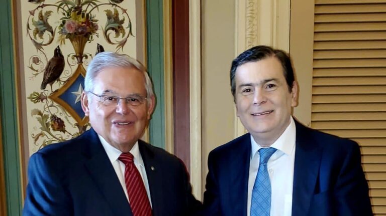 El Gobernador Zamora y el Senador Bob Menéndez dialogaron en Capitolio