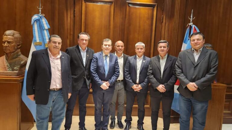 Miembros de la comisión directiva de Ciencias Económicas se reunieron con el mandatario provincial