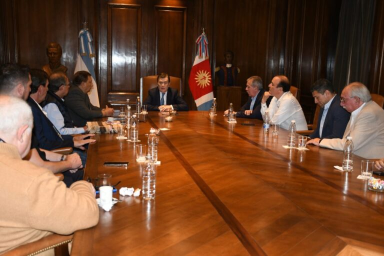 Zamora recibió a miembros de la Federación Internacional de Básquetbol