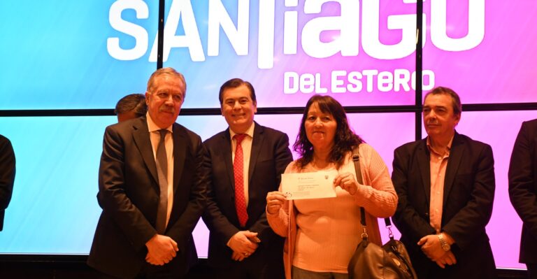 El gobernador entregó fondos para impulsar el desarrollo de 74 microemprendimientos de toda la provincia