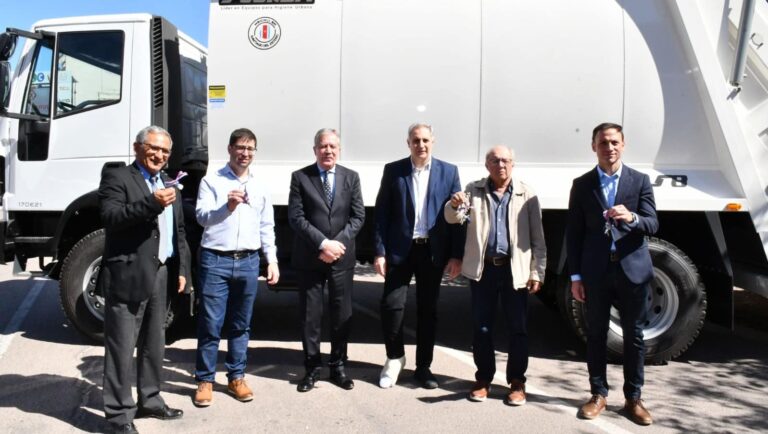 La provincia entregó camiones compactadores de residuos a las ciudades de Fernández, Loreto, Añatuya y Colonia Dora