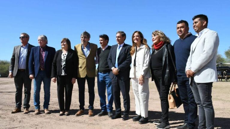 Tolosa Paz visitó obras de agua potable en ejecución en Figueroa