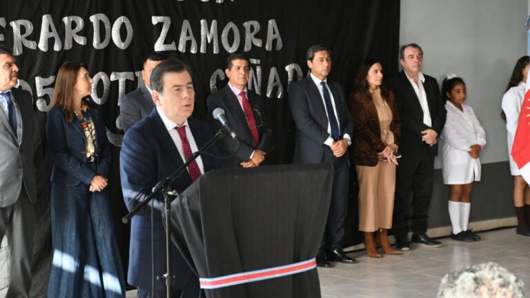 Zamora inauguró dos establecimientos educativos y entregó viviendas sociales en el Dpto. Figueroa