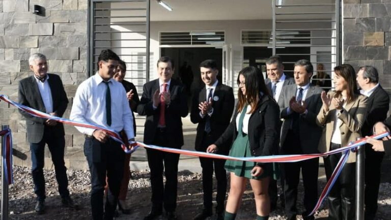 Zamora inauguró en Las Delicias un edificio educativo y entregó Viviendas Sociales