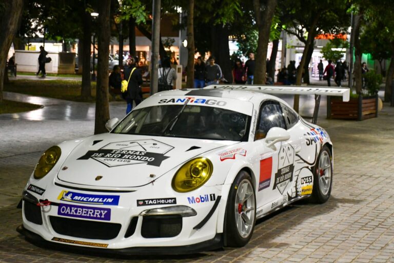 Un auto de la Copa Porsche sorprendió a todos en la Plaza Libertad