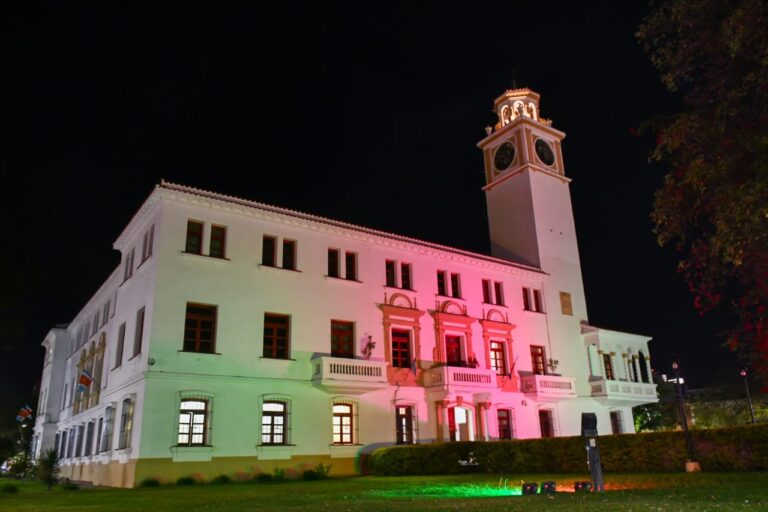 La Casa de Gobierno iluminada por el Día de la Fibrosis Quística