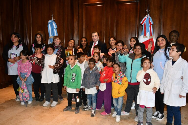 El Gobernador recibió a chicos de la Escuela Municipal de Educación Especial “Niño Jesús” de Beltrán