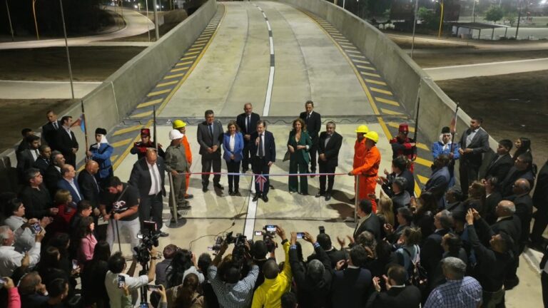 El mandatario provincial inauguró la primera etapa de la obra del viaducto de Av. Alsina y Costanera
