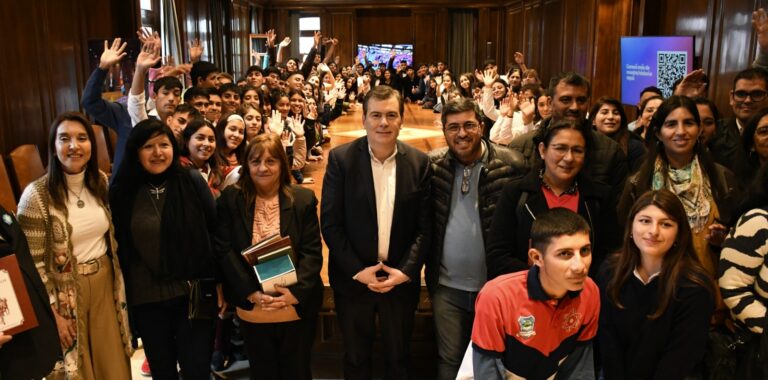 El gobernador Zamora recibió a alumnos de los departamentos Jiménez y San Martín
