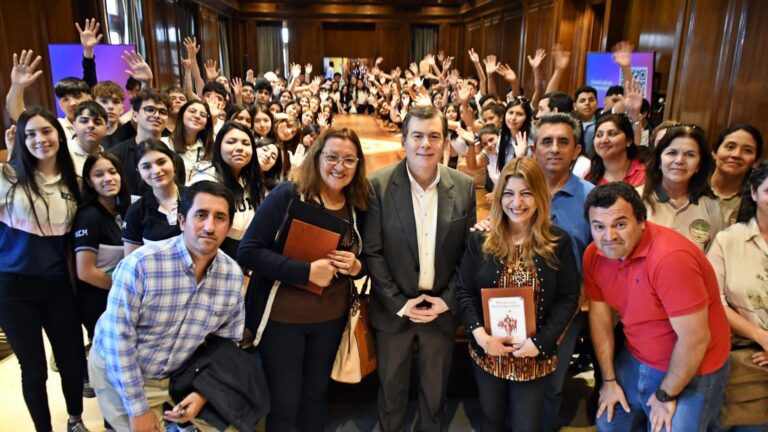 Alumnos de Frías y Santo Domingo visitaron Casa de Gobierno