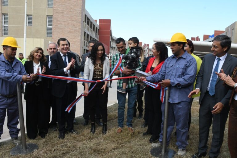 Zamora inauguró el moderno barrio “Costanera Uno” en el sudeste capitalino