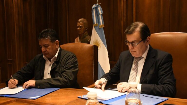 Zamora firmó un convenio con la Unión Argentina de Trabajadores Rurales y Estibadores