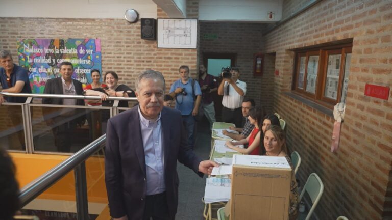 Elías Suárez emitió su voto en el Instituto San Pedro Nolasco