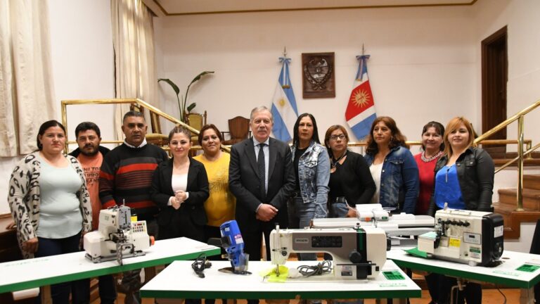 El Gobierno Provincial entregó maquinaria para potenciar el proyecto textil de una Asociación Civil