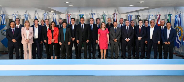 Zamora se reunió junto a gobernadores de distintos espacios políticos para respaldar al candidato presidencial Sergio Massa