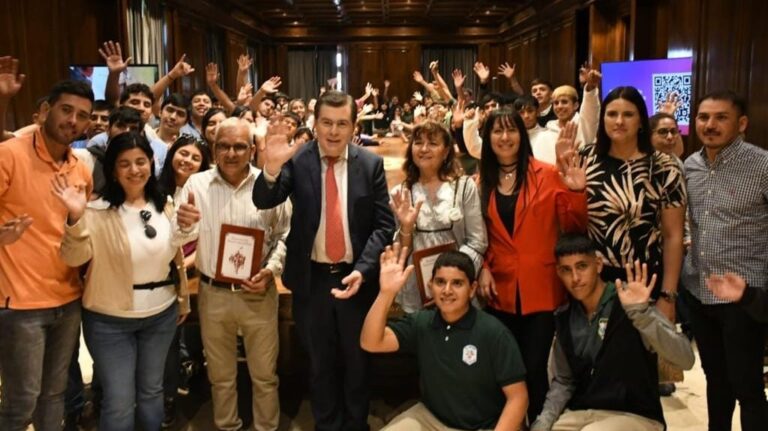 Estudiantes de La Banda y Fernández visitaron Casa de Gobierno